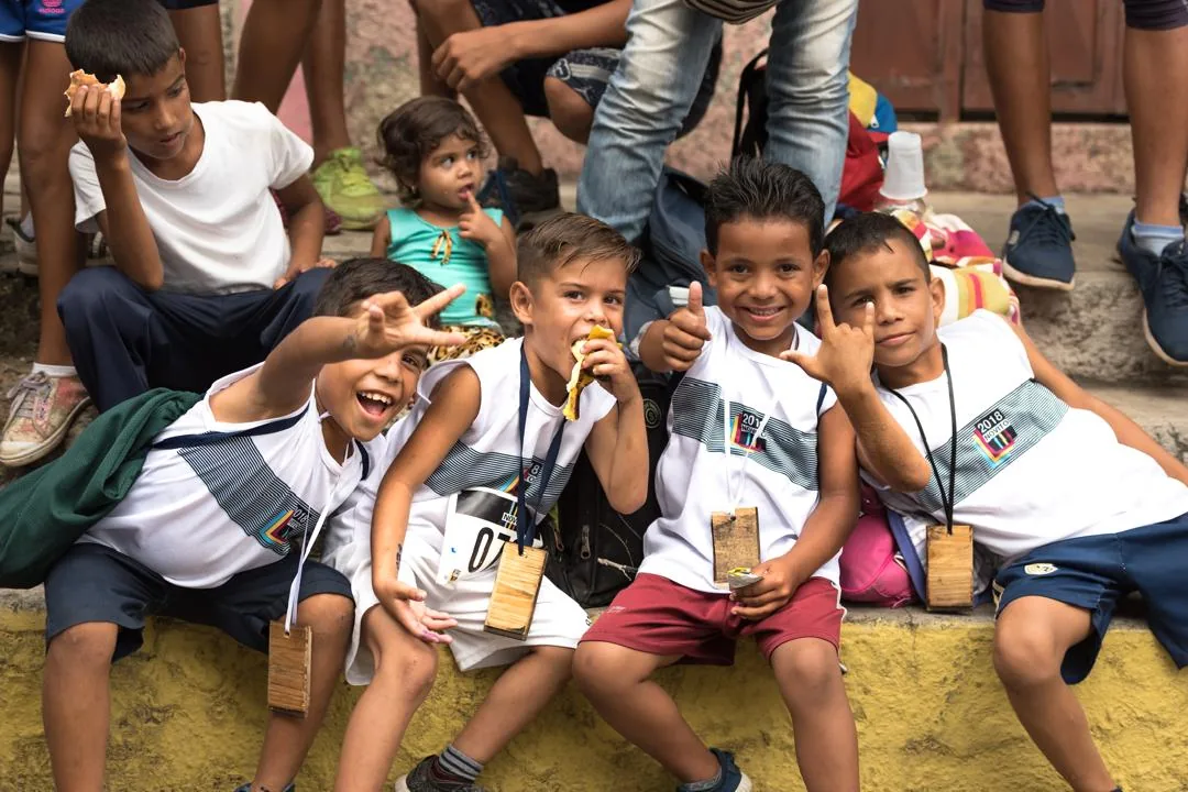 Niños con trofeos NOVITO